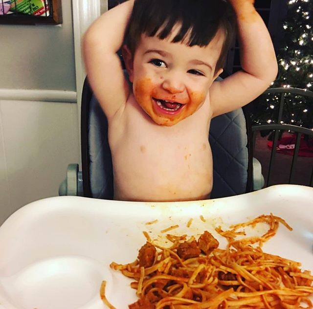 Noodle-slinging form: 9/10. Marinara mustache: 12/10. Bonus points for eating straight off the tray. [📷: cheffy22]