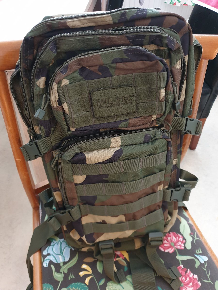 ChrisKarlsson's tweet image. Sen den förra ryggan sprack i dragkedjan redan vid första äventyret har jag slirat på att köpa en ny. Men dagens snabbstopp på överskottet i Sangis visa sig betala sig väl i form av god kvalitet och ett bra pris. 35 liter. Nu kan BOB packas igen..
#prepperse 
#prepper 
#prepp