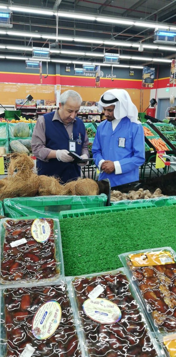 ضمن #حملة_الرقابة_البلدية تواصل #بلدية_محافظة_دومة_الجندل ممثلة بإدارة صحةالبيئة وقسم الرقابة الصحية ، أعمال الرقابة الصحية على محلات بيع المواد الغذائية للتأكد من الاشتراطات الصحية وتم مصادرة مواد غذائية غير صالحة للاستهلاك مع تطبيق لائحة الغرامات بحق المخالفين ..