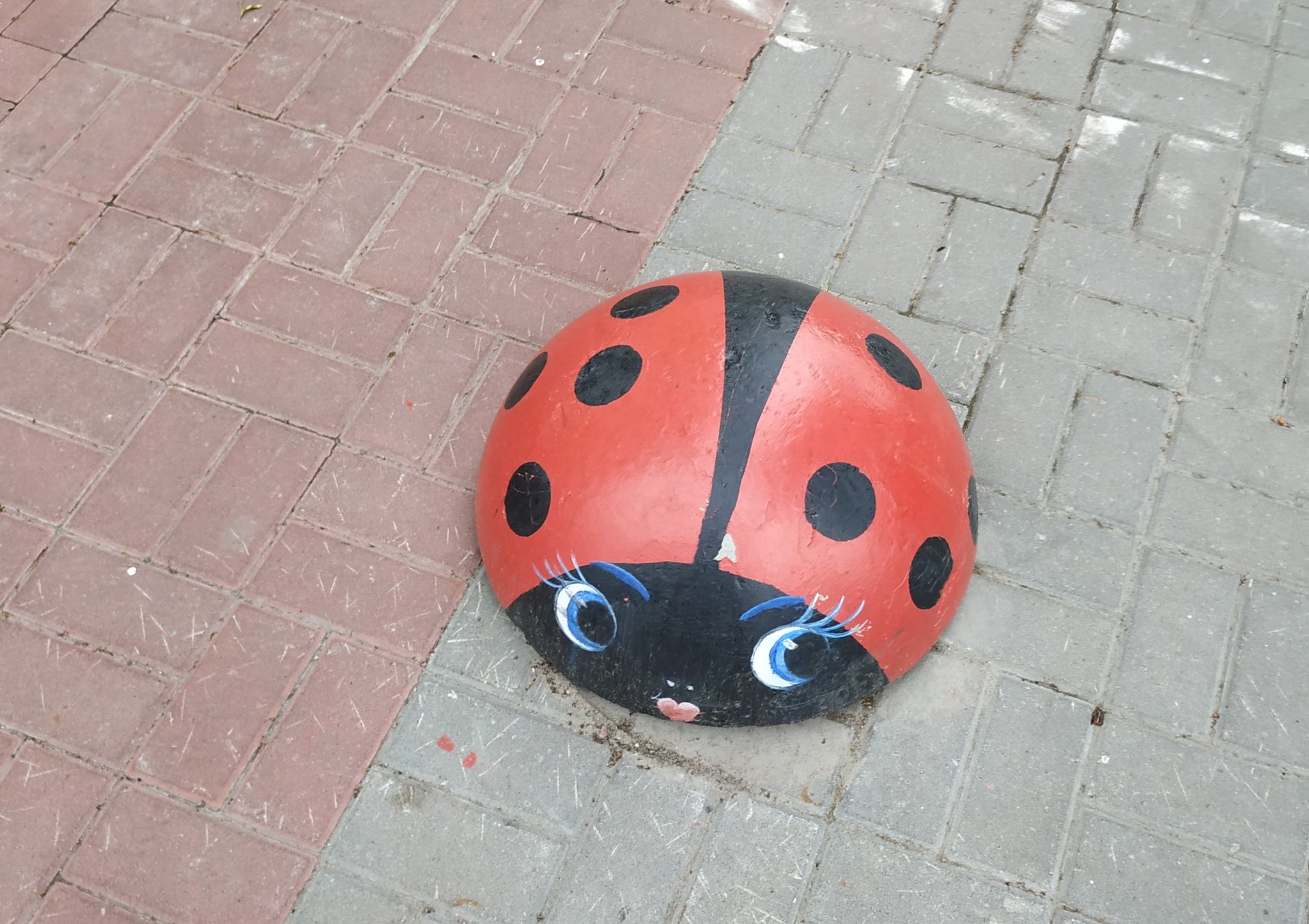 Божья коровка из бетона