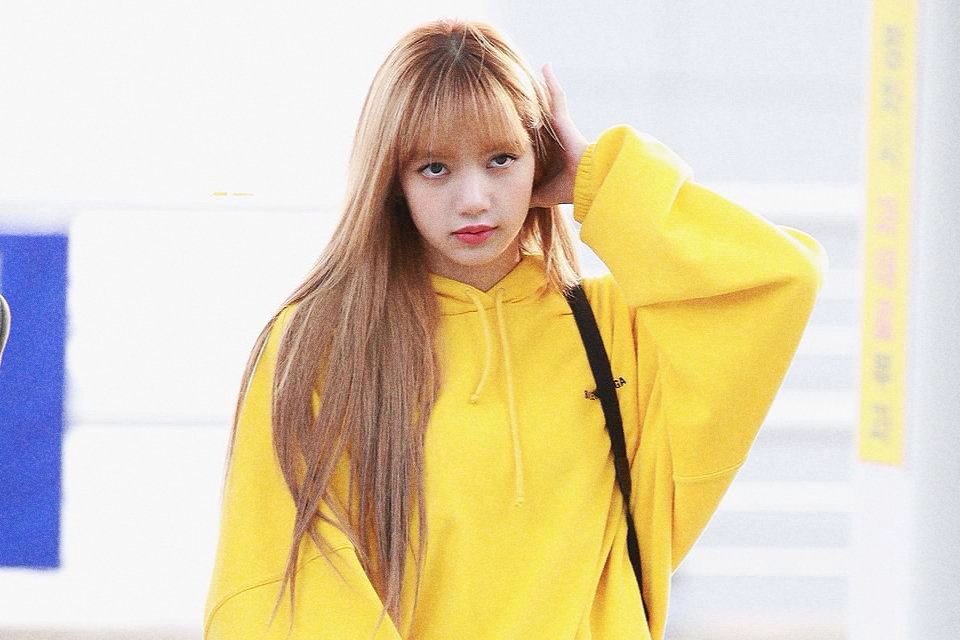 Включи желтая девочка. Лалиса Манобан. Lisa BLACKPINK. Lalisa BLACKPINK. Лиса из Блэк Пинк.