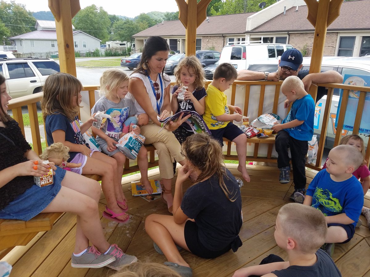 KyDeptofEd's tweet photo. Whitney Hamilton of KDE reads "Good Night Gorilla" and "Kindergarten, Here I Come!" to children at a summer lunch program stop in Williamsburg, where the kids received books as part of the READ Up: Stop the Summer Slide initiative. #Read20WithMe https://t.co/XijC2u9s4u