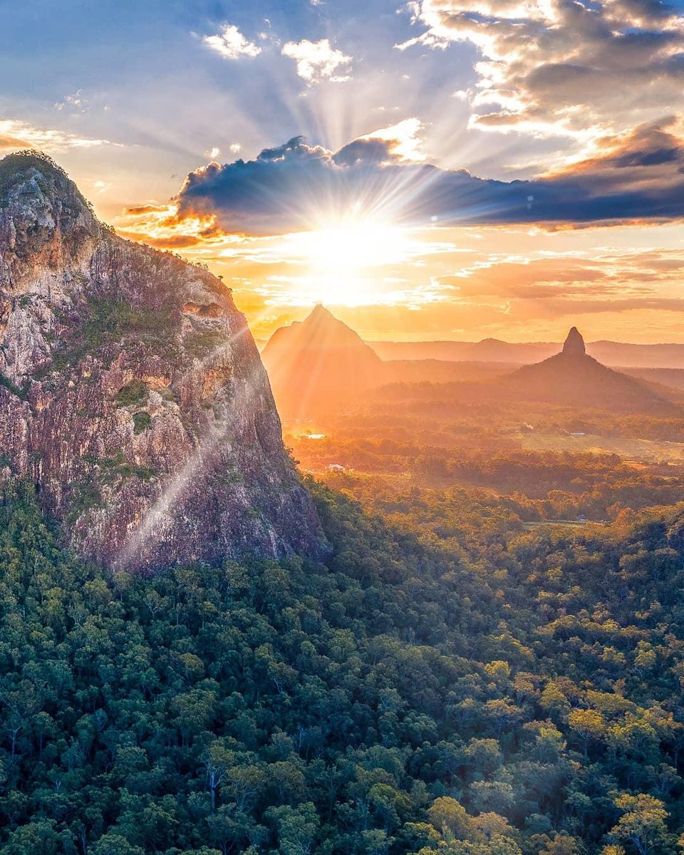 "Everything the light touches is our kingdom.” 🦁🌄

(Sunrise via IG/britinbrisbane at <a href="/sunshinecoastoz/">Visit Sunshine Coast</a>'s #GlassHouseMountains, @queensland)

#seeaustralia #thisisqueensland