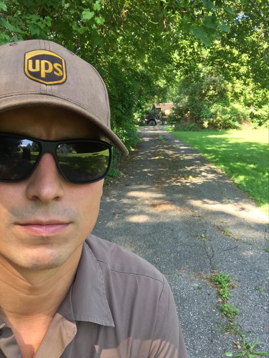 Brenden Giffel with a safe park selfie, sizing up the situation and walking it off, not taking any chances! Nice work to Brenden😎 #safeparkselfie <a href="/UPSGLNORTH/">UPS@GLNORTH</a> <a href="/Mark_L_Smith/">Mark Lawrence Smith</a> <a href="/PaulHuyser/">Paul Huyser</a> <a href="/BrianEdickUPSer/">Brian Edick</a>