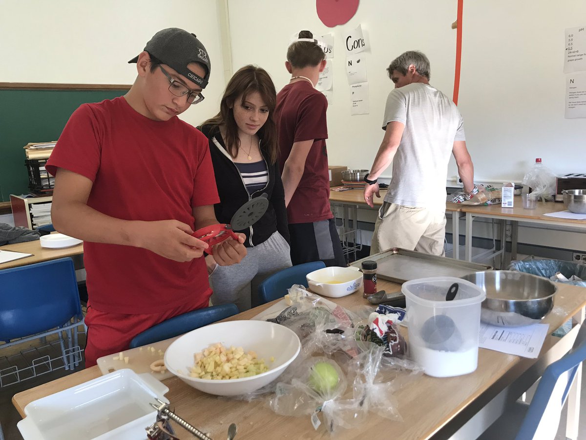 learning_local's tweet photo. We need to know what to do with all these apples that are coming...peeling, coring, slicing, baking🍎 what makes a better motivator than apple crisp! #newfanemiddle @FaeryRoberta @GianaVoelker @Meggz1395 @amcimato https://t.co/0n2PWhlL2D