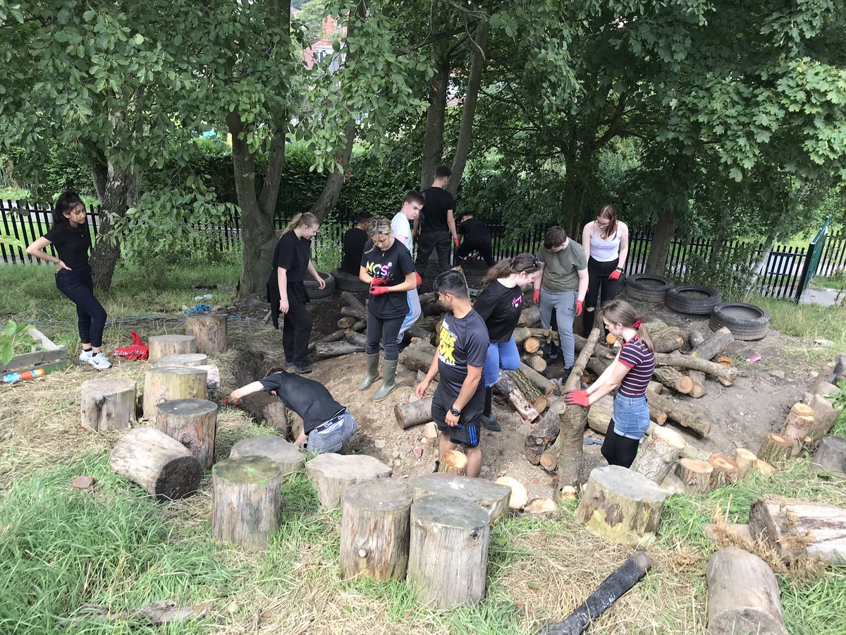 CATCHLeeds's tweet photo. All sorts of indoor & outdoor activities going on at CATCH for children & young people as part of our #SummerHolidayProgramme including #Pool #TableTennis #GamesConsoles #Dance #ArtsandCrafts #MultiSports #Building #Gardening #FreeLunch #HealthyHolidays #Harehills @LeedsCommFound https://t.co/fo0AWm0L0X