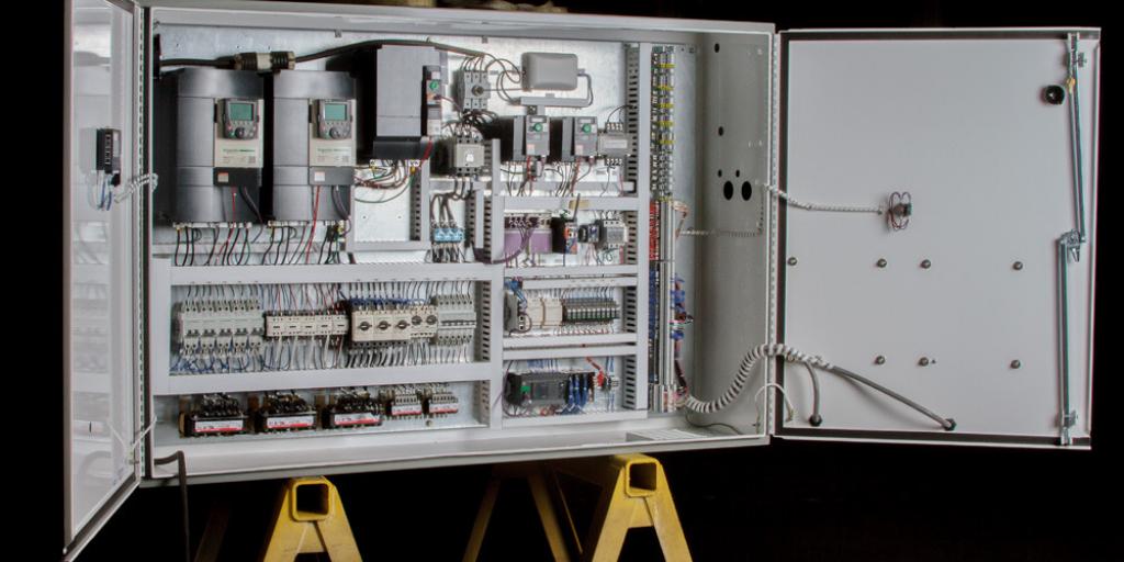 Expert_Crane's tweet photo. Expert Crane, Inc. provides the most intelligent crane control panels to meet all of your overhead steel crane needs. Basic control features include: NEMA 4 enclosure standard, 3% line reactors, fusing throughout panels, and more! Request your quote today: https://t.co/LeGJTzTQ9k https://t.co/hxe1qEo97W