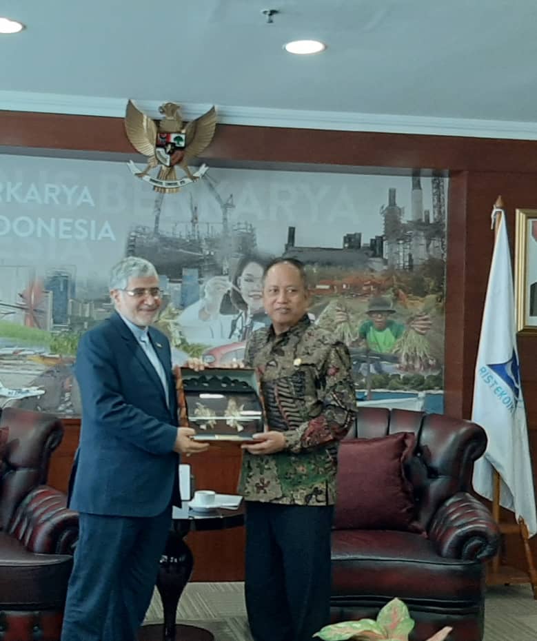 IraninIndonesia's tweet photo. Iranian Amb @VMohammadi5 met Min of Research, Tech &amp; Higher Edu RI
-ties deepening 
-Stressing on academic/Tech COOP
- &amp; expressing readiness of Iran to establish Sci Techno Parks 
Have been reviewed
#FarewellCall
#ThanksforSupports
#ScientificTies https://t.co/OsM8Q48vaF