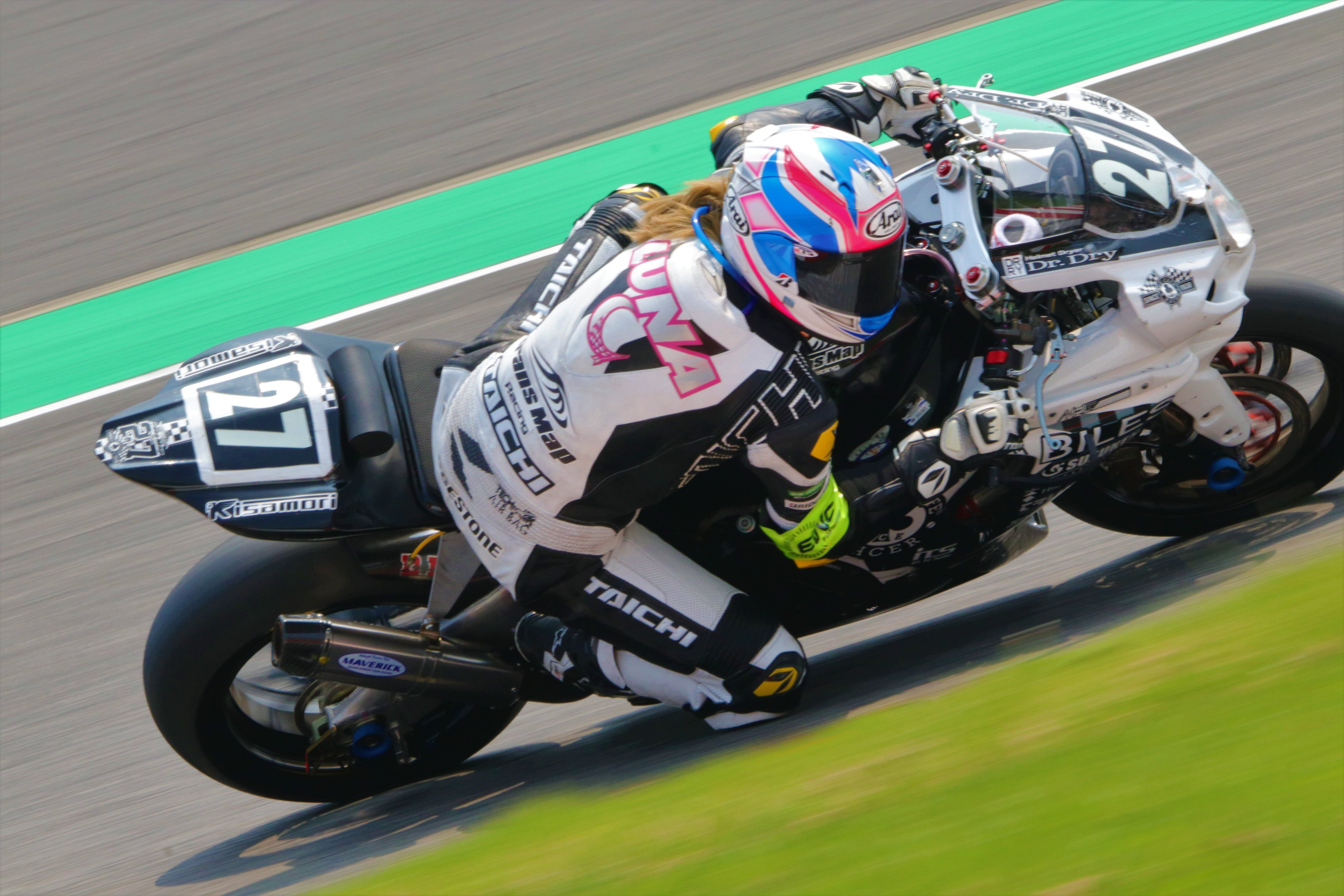 Gaea00 女性ライダーかっこいい バイクのカラーリングもかっこいい もっといっぱい写真撮ればよかったと後悔 Transmapracing 鈴鹿８耐 T Co 3b0fpqf181 Twitter