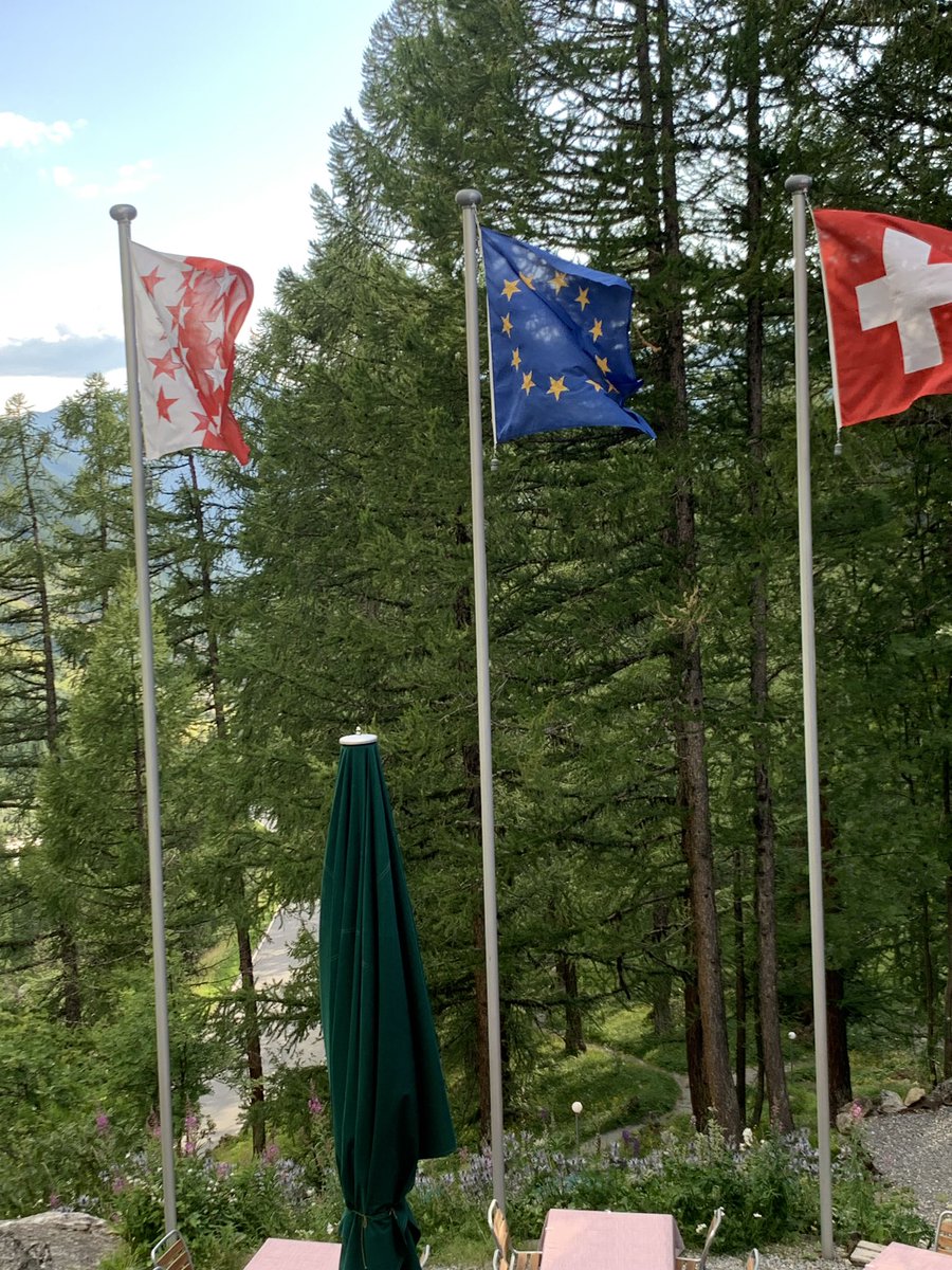 Erfolgsmodell #Schweiz: mit Selbstsicherheit, Weltoffenheit und Bestimmtheit in die Zukunft. Die Walliser (Fafleralp) weisen uns den Weg: föderalistische Schweiz eingebettet in Europa. Nicht Mitglied der EU! Aber Fortführung der konstruktiven bilateralen Kooperation...