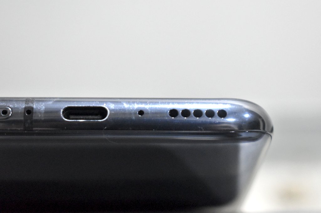 khare_k_sid's tweet photo. This is my 1 month 10 days old phone. It was "protected" under the case provided by @OnePlus_IN @oneplus in the box. I havent dropped the phone or removed the cover for more than2-3 minutes in past month.
Is this the build quality?

#OnePlus7Pro #oneplus7reviews #buildquality https://t.co/lcLmPcmxTr