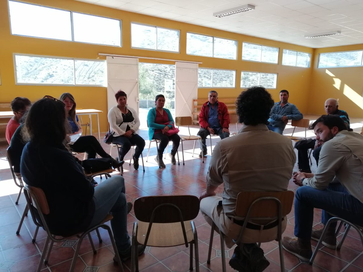DR de <a href="/ConafCoquimbo/">CONAF Dirección Regional Coquimbo</a>,  <a href="/edo_rodrigu/">Eduardo Rodríguez Ramírez</a>, realiza conversatorio con comunidades agrícolas de Cerro Blanco y Peña Blanca, para explicar la permanencia del Programa de Emergencia de Empleo y los futuros  trabajos que permitiran seguir la lucha contra la desertificación en #Limarí