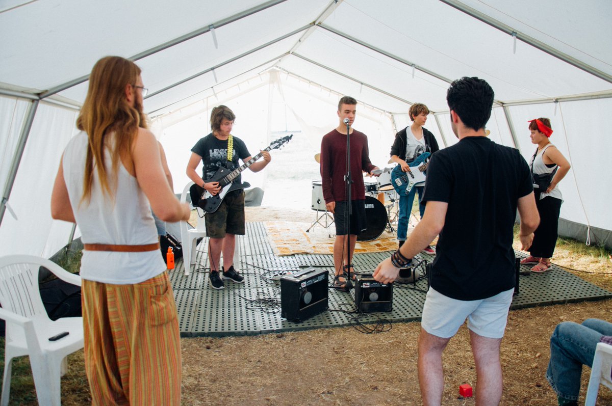 RockCampES's tweet photo. En el #RockCamp114 el tiempo va demasiado rápido 🕐🕒🕕No queda nada para la #FinalJam y queremos que la canción quede perfecta 🔥 https://t.co/u5ud5hDFwh