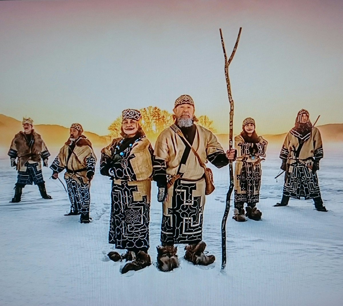 くるみ Sur Twitter アイヌの民族衣装 南の国とはまた違って重厚な迫力が 男性のひげと女性の口のメイク 昔は本当に刺青だったとか がまたインパクトを与える カッコいい クレイジージャーニー ヨシダナギ