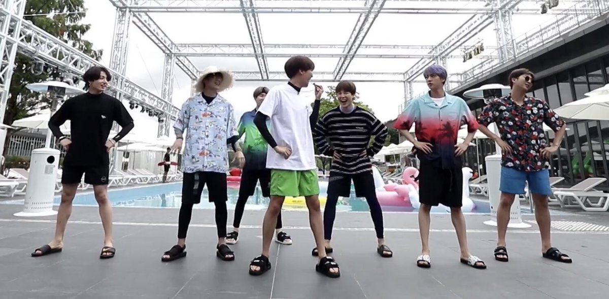 catakiri__'s tweet photo. Nunca creí que viviría para ver a Bangtan en clase de zumba 

@BTS_twt 
#MTVHottest BTS https://t.co/LT7AafkxQ1
