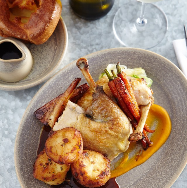 ChapelDownWines's tweet photo. Who's joining us for a delicious Roast this Sunday at the @cdginworks? Did you know you'll also receive a complimentary glass of our Sparkling Bacchus 2018 on arrival. Book your table today π
https://t.co/ZELq9IQClo
#chapeldown #ginworks #roastdinner #englishwine #sundayroast https://t.co/jD2wORlBuo
