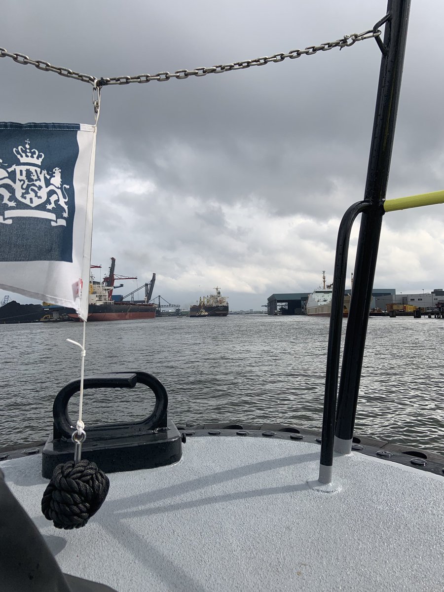 VLW_Michael's tweet photo. Late dienst op de #RWS70 door de havens van #Amsterdam. Aan het begin van de middag een melding van de @HVZaanstad afgehandeld. Zojuist de oilbooms bijgevuld. De vorige zijn ingezet bij een olie spill vorige week. Nu kunnen we bij een spill snel de olie indammen. @Rijkswaterstaat https://t.co/ierP6E232k