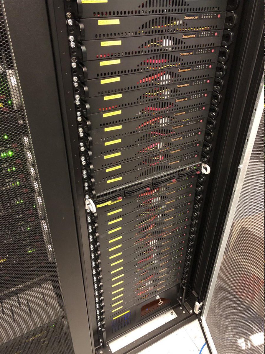 Vor fast genau 8 Monaten haben wir eine Entscheidung getroffen, welche uns grundliegend verändert hat. Statt zu resellen und in Towern zu colocaten, haben wir unser erstes eigenes Rack gemietet. Dieses Rack ist nun schon fast voll, dieses Jahr wird es vermutlich ein 2. brauchen.