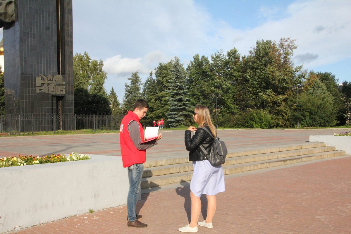 Luiza_Ashurina's tweet photo. Стартовала новая волна информационных пикетов по мониторингу оценки жителями города качества реализации государственной молодежной политики. Жители города с интересом отвечают на вопросы волонтёров из #НовыйРубеж
  #ИвановскаяОбласть #Иваново
#НовыйРубежИваново https://t.co/WKSeYBvprI