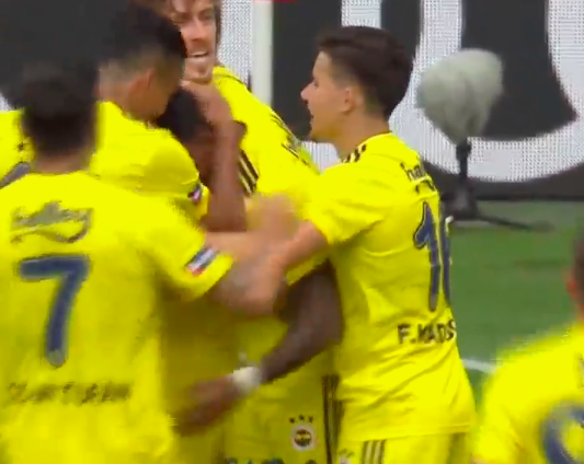 elchiringuitotv's tweet photo. ⚽️GOOOL DEL FENERBAHÇE. GOL DE RODRIGUES. Minuto 6, Real Madrid 0-1 Fenerbahçe. https://t.co/OYceTftLEL