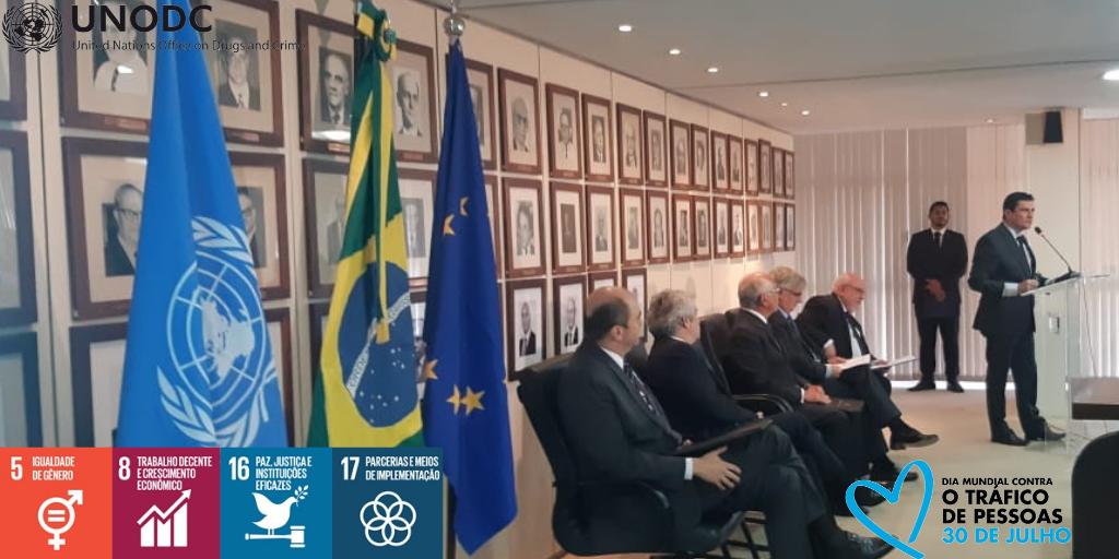 unodcprt's tweet photo. #DiaMundialcontraoTráficodePessoas - 30 de julho
Comemoração no MJSP, com a presença do ministro  @SF_Moro e autoridades. O programa #GloAct do UNODC recebeu homenagem pelas atividades desenvolvidas no Brasil. #EndHumanTrafficking #UNODC https://t.co/NXcH5OvsyB