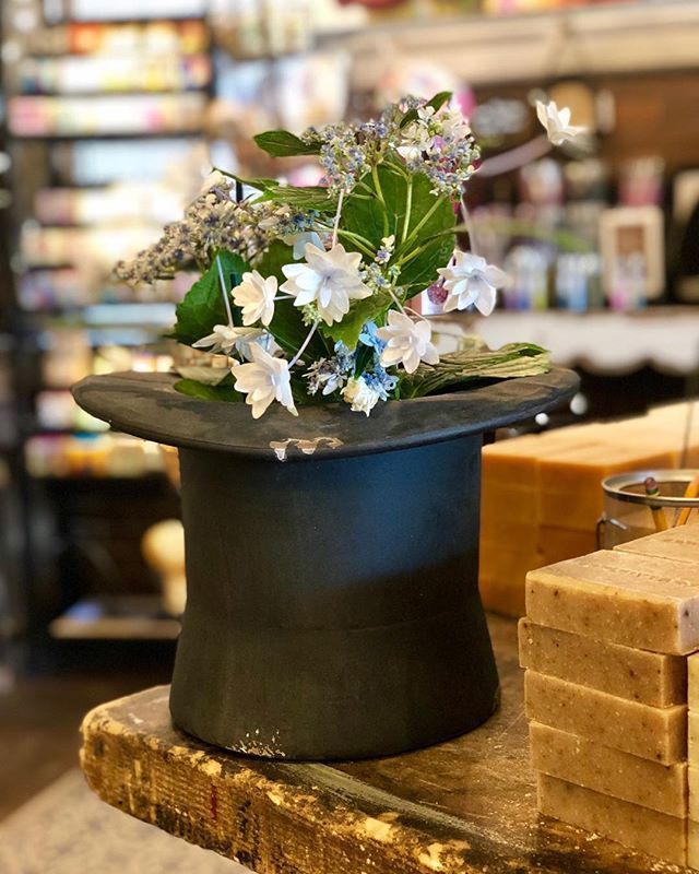 Top Hat Planter top 🎩 8H X 12W inches Metal, $30
#morethansoap #finegifts #uniquegifts #homedecor #garden #awardwinninggiftshop #stl #314 #kirkwoodmo #sammysoap #sammysoapstl ift.tt/2yr4Q0R