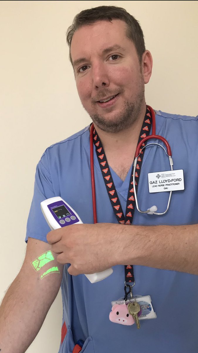 @GAUABUHB Lead Nurse Gaz received a gift from a grateful patient and family today. It’s a vein finder which will help us with patients with poor vascular access. Thanks so much for this. #patientcentredcare @AneurinBevanUHB @traceypw17 @GemmaCouch1 @AccuVein