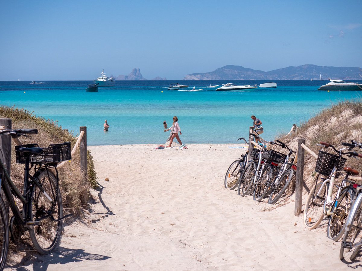 MedPitiusa's tweet photo. Un buon modo per scoprire ed esplorare il paradiso, in bici 🚲 #Formentera https://t.co/R0djgn6Uwi