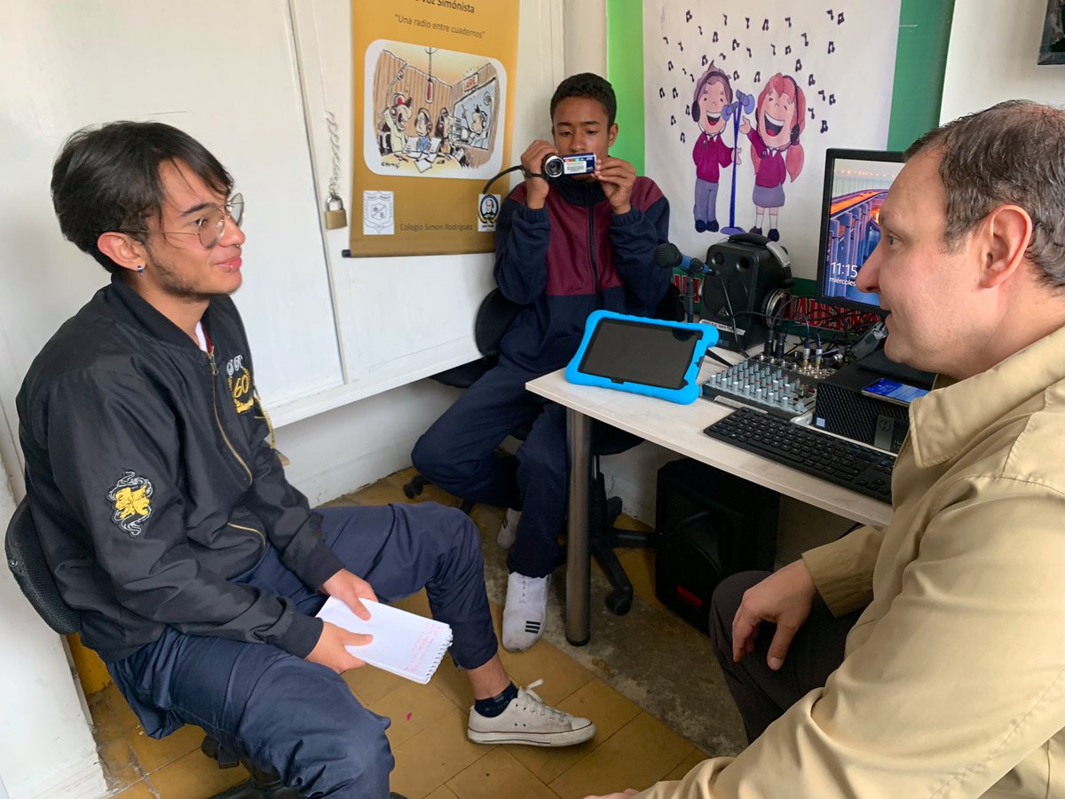 AlcaldChapinero's tweet photo. Estudiantes del IED Simón Rodríguez, en agradecimiento a la dotación de su emisora ‘La Voz Simonista’, por parte de la Alcaldía Local de Chapinero, realiza a esta hora una entrevista al Alcalde @hernandoquinter. https://t.co/hf4bHTyZg7