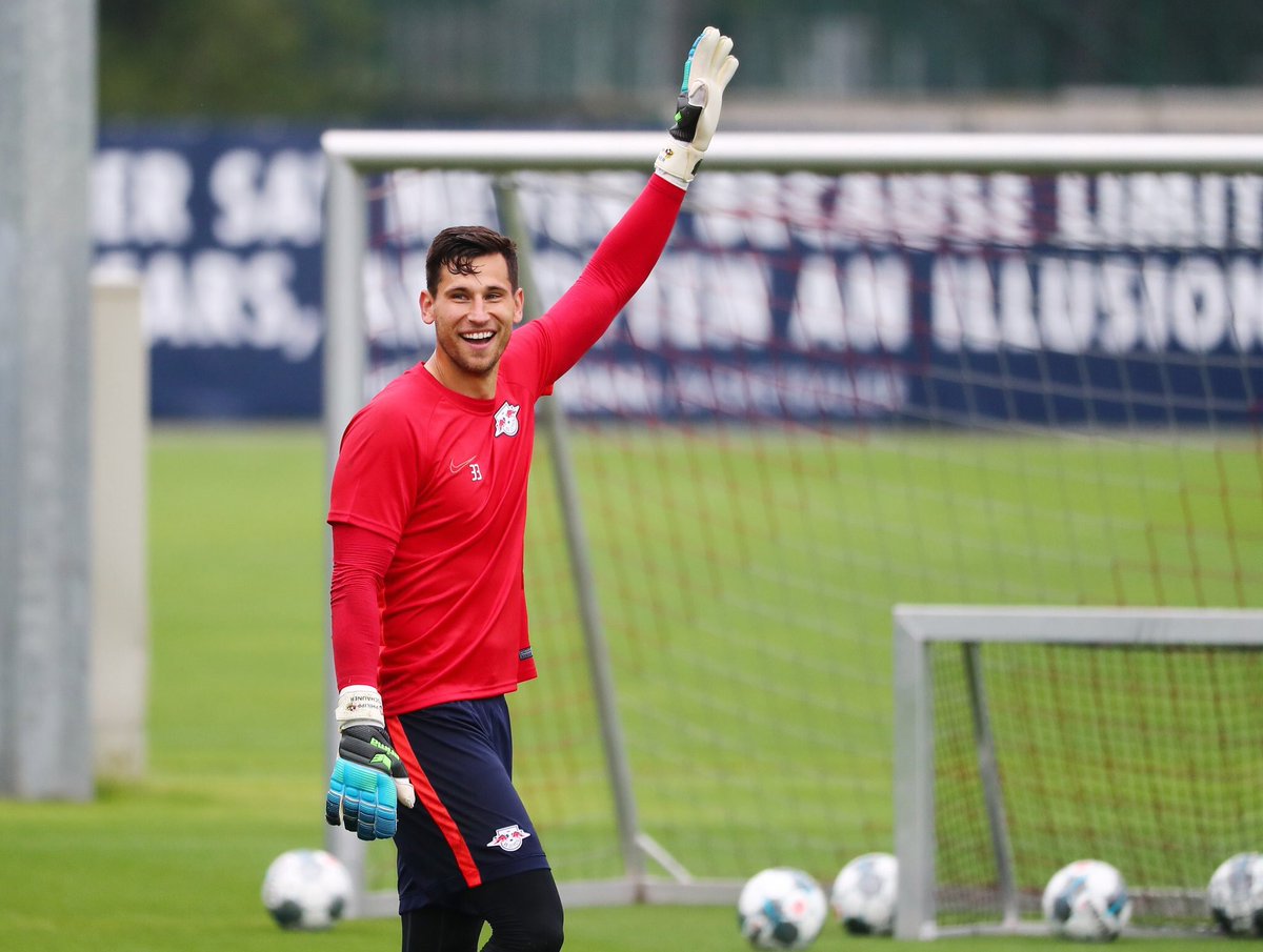 RBLeipzig's tweet photo. 🙋♂ 😄
#PhilippTschauner #PT33 https://t.co/7FkbaruHPQ