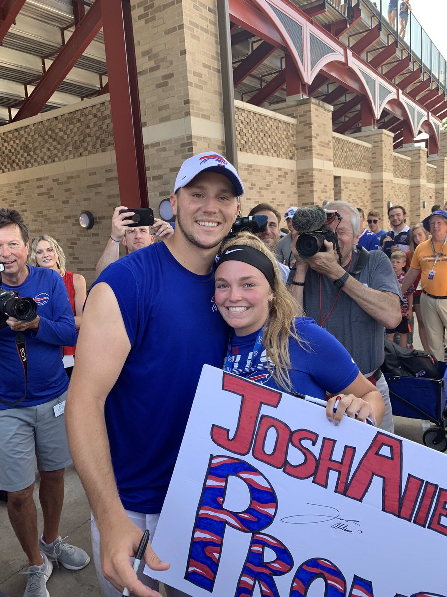 sarahmeaney7's tweet image. So I asked Josh Allen to prom today... #gobills