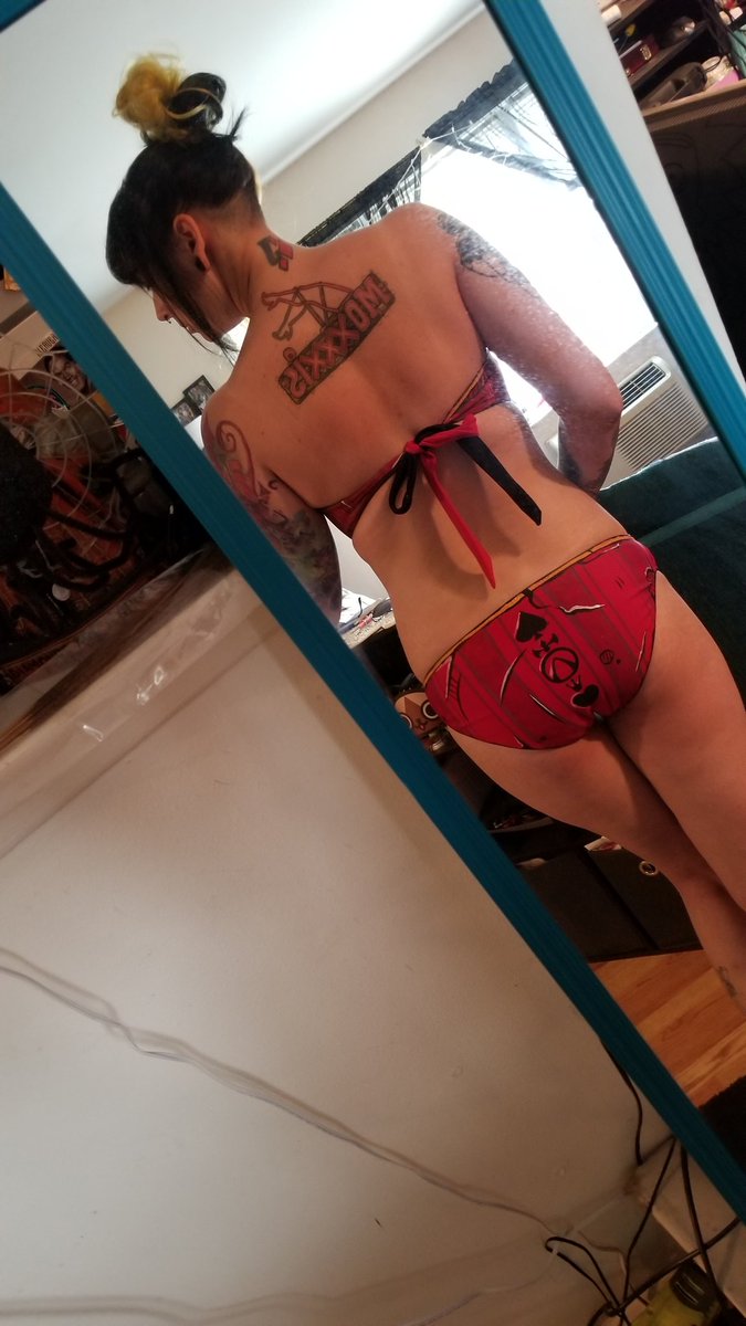 JessilynCupcake's tweet photo. I think I FINALLY like a moxxi bikini I've made. Now at least I have one outfit for CCE.
#Borderlands3 https://t.co/NZZGtL61GS