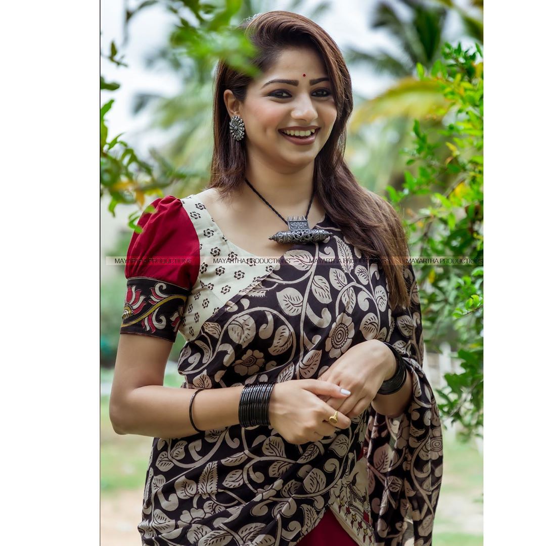 ಎಷ್ಟು ಎಷ್ಟು ಮುದ್ದು ಮುದ್ದಾಗಿ
ಇದಾಳೆ ರಚಿತಾ ಬುಲ್ ಬುಲ್ 
ಬ್ಯೂಟಿ 😘😘😘 
ನಗು ಮುಗದ ಸುಂದರಿ ಡಿಂಪಲ್ 
<a href="/RachitaRamDQ/">Rachita Ram</a>