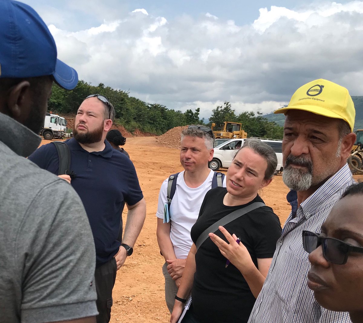 AndrewBGS's tweet image. #geologymatters - ⁦@kmgoodenough⁩ discusses field relationships of limestone at a quarry in Eastern Province Ghana today with colleagues from Ghana Geological Survey &amp;amp; ⁦@DFID_UK⁩. Good to spend a day in the field! #partnerships4development ⁦@BritGeoSurvey⁩