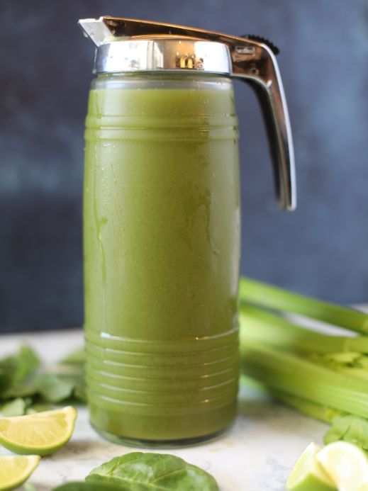 CutnCleanGreens's tweet photo. #Juice so you know, this is the best way to prep for the week. #GreenJuice #MealPrep #Spinach #Celery 🌿😉 https://t.co/U3g3lDzpAE