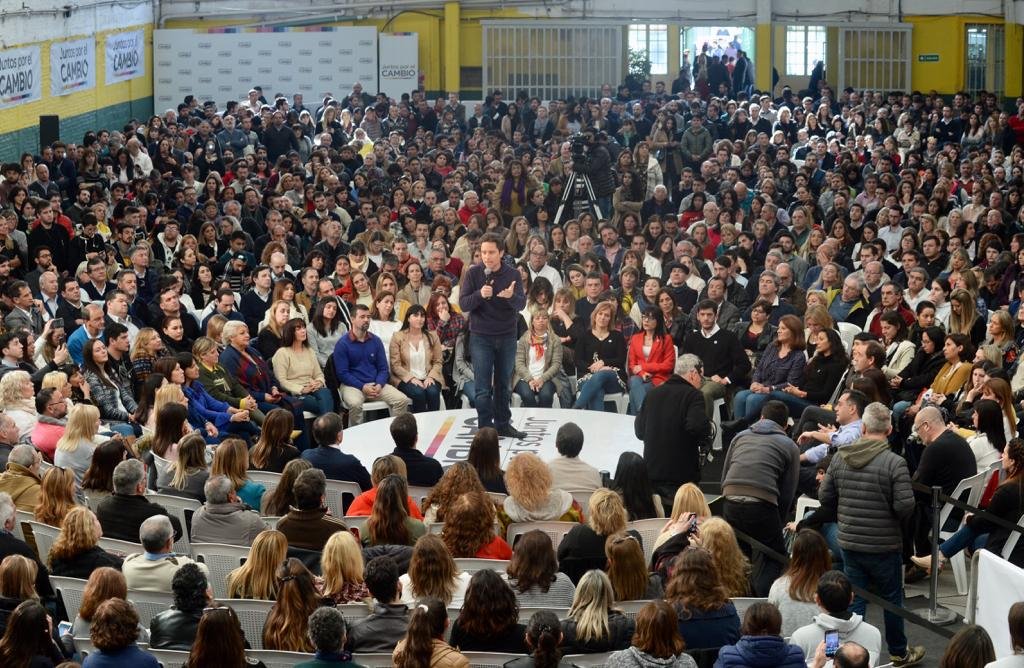 gzinny's tweet photo. En La Plata acompañando a @mariuvidal, junto a @alefinocchiaro, @MariaLujan_Rey y @JulioGarro. 
Gran encuentro con docentes, padres y alumnos. https://t.co/4jZ02hdV10