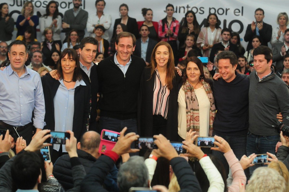 gzinny's tweet photo. En La Plata acompañando a @mariuvidal, junto a @alefinocchiaro, @MariaLujan_Rey y @JulioGarro. 
Gran encuentro con docentes, padres y alumnos. https://t.co/4jZ02hdV10