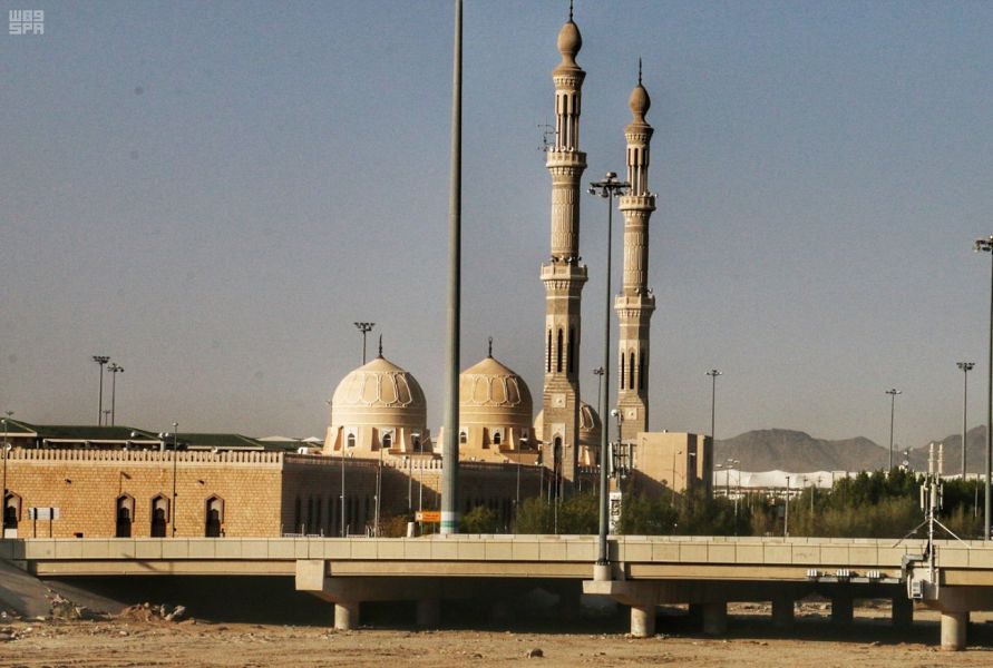 مسجد نَمِرَة عَلم وبارز بمشعر عرفات