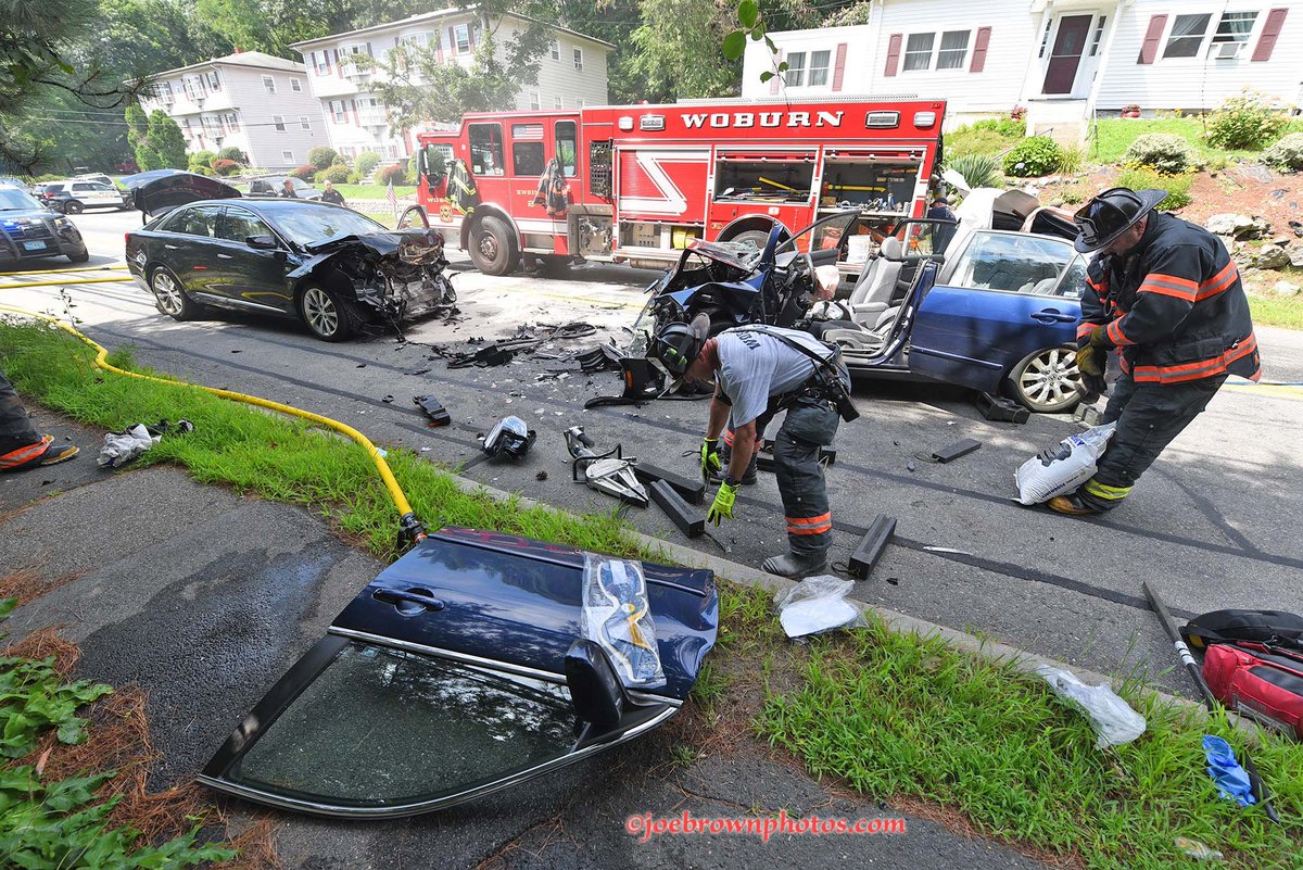 joebrownphotos's tweet image. Photos from today's crash on Cambridge Rd in Woburn. The @WoburnFire department used the Jaws for 30+ minutes to free the trapped occupant. Pix here: zenfolio.page.link/tamy Password avail call/text 781-727-7452  @ctfirephoto
