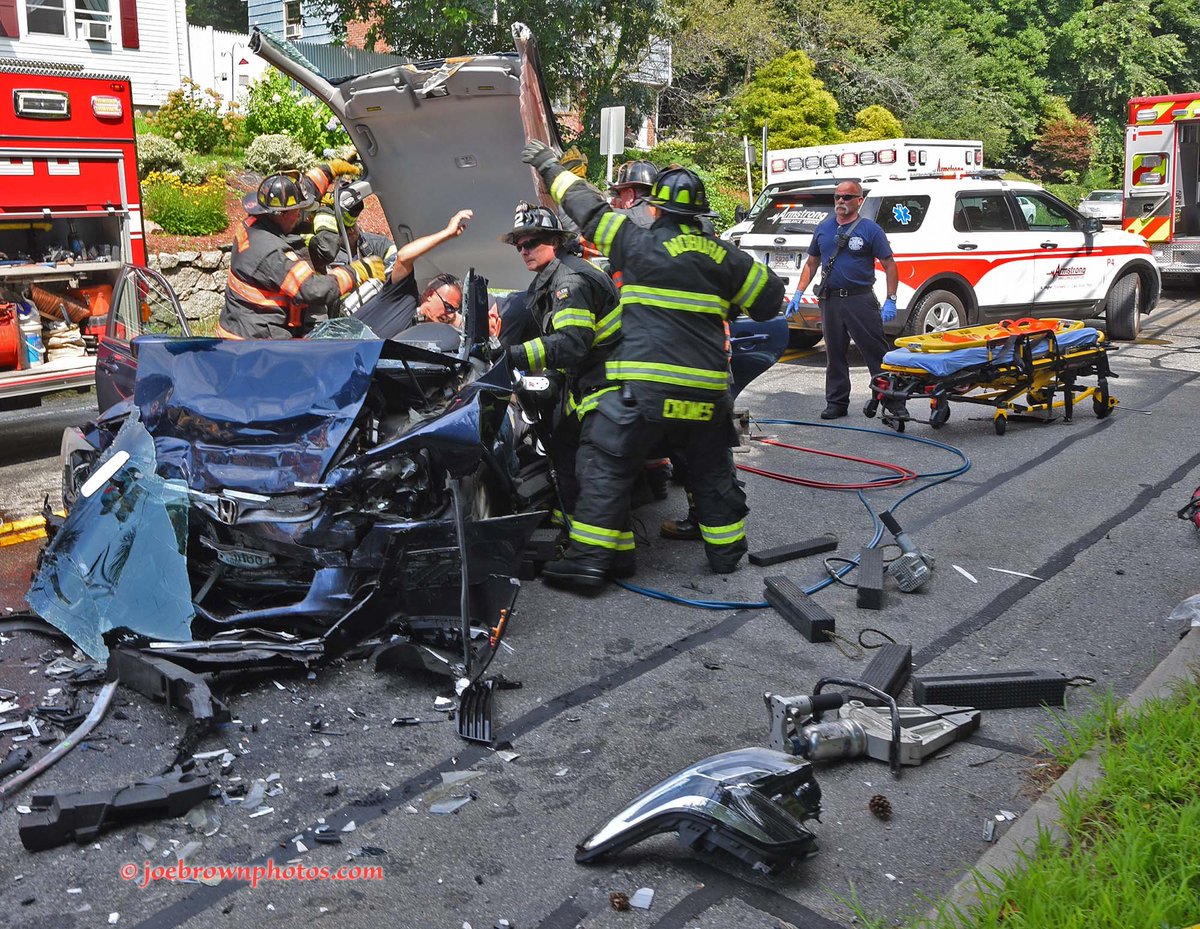 joebrownphotos's tweet image. Photos from today's crash on Cambridge Rd in Woburn. The @WoburnFire department used the Jaws for 30+ minutes to free the trapped occupant. Pix here: zenfolio.page.link/tamy Password avail call/text 781-727-7452  @ctfirephoto