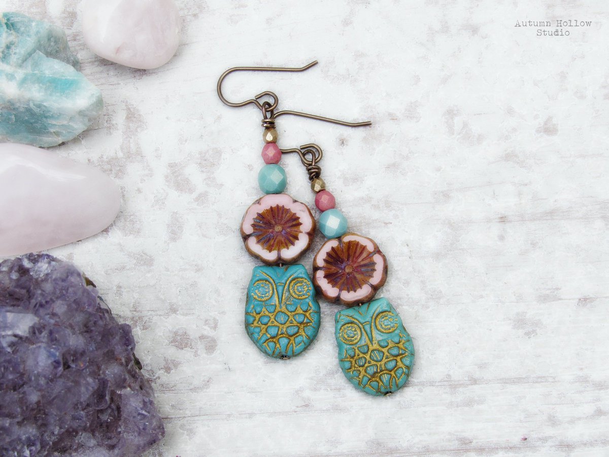 ☆ NEW ☆ Colorful Aqua + Rose Bohemian Owl Beaded Earrings ☆ Crafted with picasso czech glass and antiqued brass metals ☆ OOAK ☆ see them here: etsy.me/2OoUeKJ
#bohojewelry #beadedjewelry #bohemian #czechglassjewelry #owls #colorfuljewelry