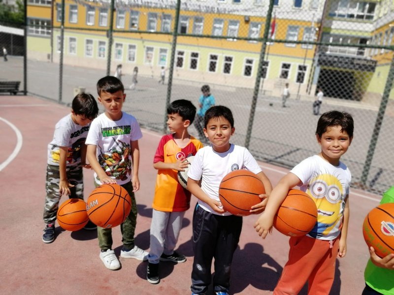 Sn bakanım <a href="/ziyaselcuk/">Ziya Selçuk</a> Keşfedilmeyen yetenek kalmasın diye 
👉 "Beden eğitimi ve Oyun " 👈 dersine işin uzmanları Beden Eğitimi öğretmenleri girmelidir.  <a href="/hamzayerlikaya/">Hamza Yerlikaya 🇹🇷</a> @hmzaydg #İlkokulaBesyocular