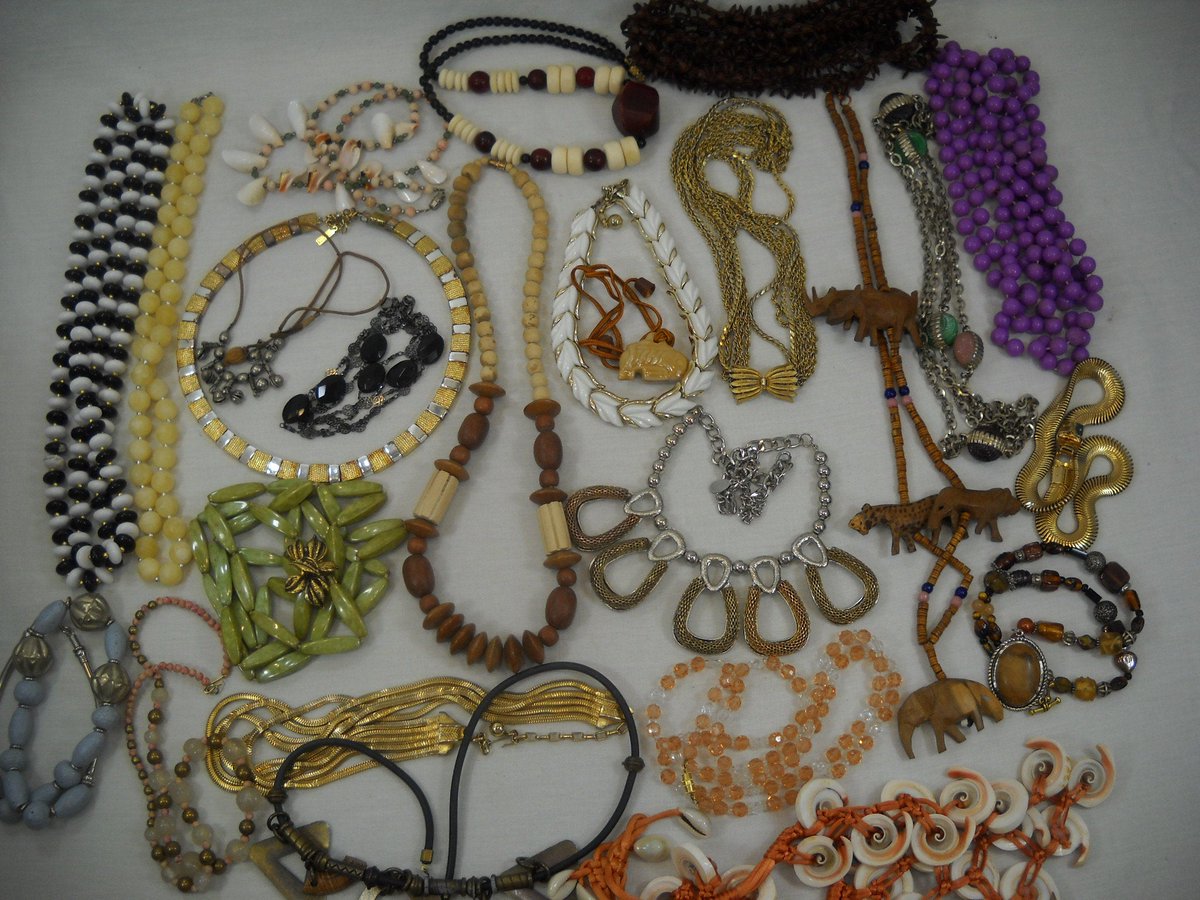 Estate Sale Lot Of 25 Vintage Costume Necklaces Beaded Chain 3.9 Lbs etsy.me/2YvT8Rb #jewelry #necklace #unisexadults #no #costumejewelry #seapillowtreasures #vforvintage #vintagejewelrylot