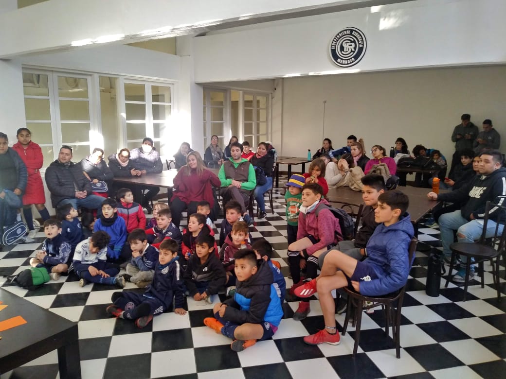 CSIRoficial's tweet photo. #CSIRSocial 

La semana pasada, las disciplinas de nuestro club, participaron de un taller de nutrición saludable. Dicha charla, contó con la participación de las nutricionistas Julia Horak (M.P. 1543) y Mariana Micucci (M.P. 1729) que interactuaron con los chicos https://t.co/RIkTrNe4Tr