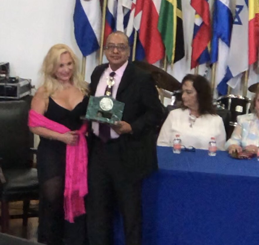 Gracias a Rony Soto y Patricia Santos por otorgarme el reconocimiento Ray Tico que otorga la Comunidad Costarricense en México., en Muy Respetable Gran Logia "Valle de México" de AA LL y AA MM