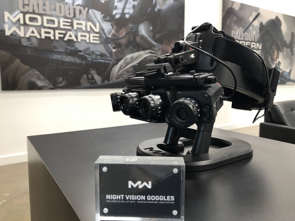 EAA_tw's tweet photo. CoD:MW：約2万円の超豪華版「Dark Edition」にはリアル“暗視ゴーグル”同梱 #ModernWarfare https://t.co/kMej5Bjc06 https://t.co/WIxNizeKbh