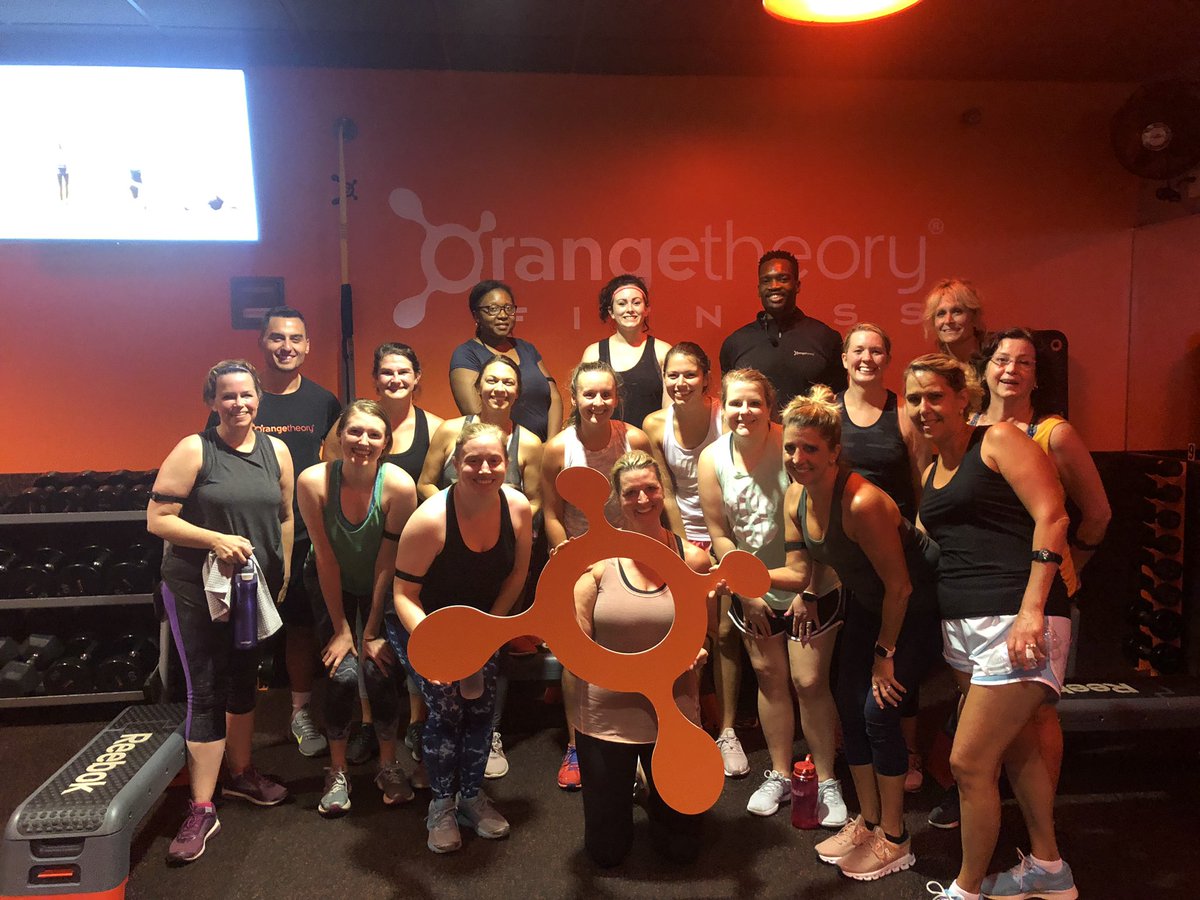 Teachers (and principals) that work out together make for a happy and healthy staff! #workout #orangetheory #happystaff #weloveourprincipal @KileyB_PUE 💪🏻