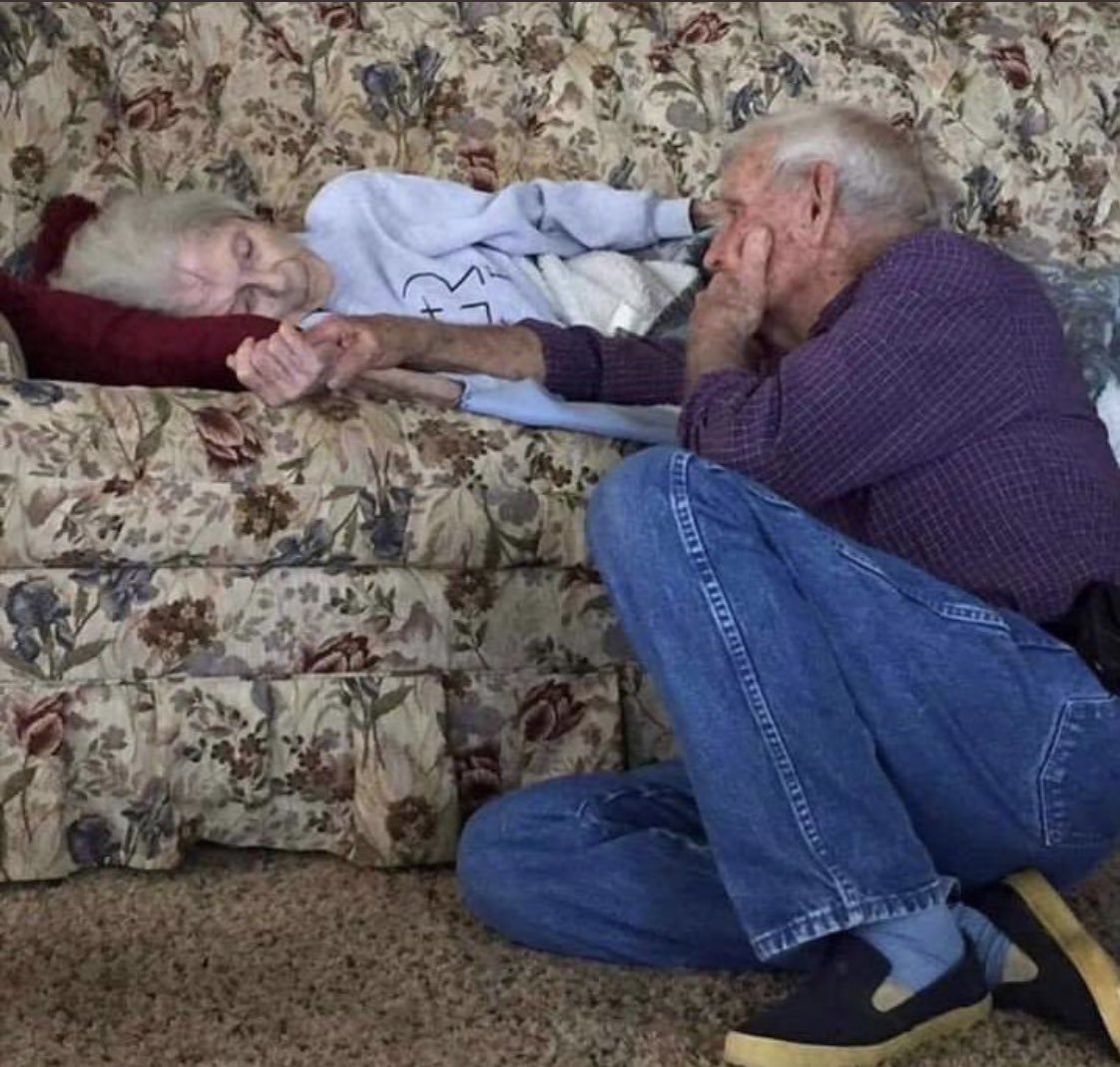 وستبقى آلمودة و الحب همآ قيمة كل زمان ..
احسنوا العشرة لأجل يوم كهذا اليوم 💔