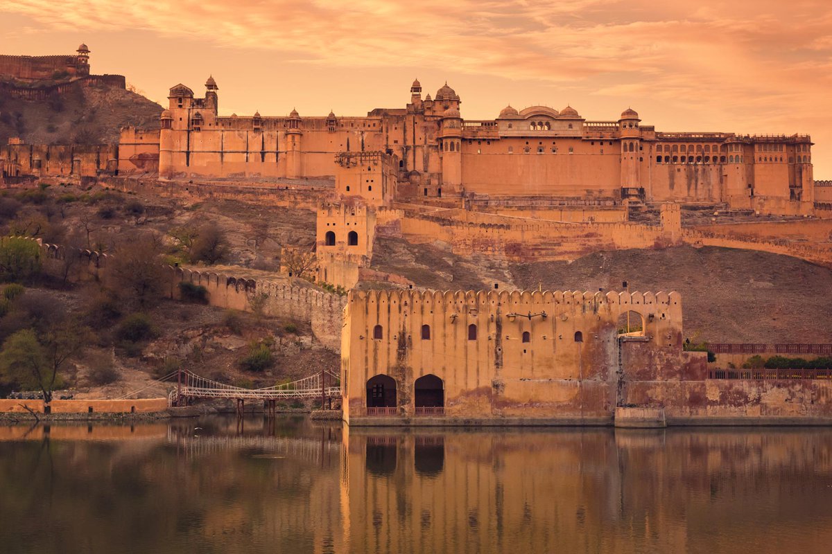 CNTravelerSpain's tweet photo. ¡Jaipur ya es Patrimonio Mundial de la Unesco! Esta ciudad fortificada, situada en el estado de Rajastán (India), fue fundada en 1727 por Sawai Jai Singh II. El Palacio de la Ciudad, Hawa Mahal y Jantar Mantar son algunas de sus joyas arquitectónicas ❤️🕌 (📸Alamy/Getty Images) https://t.co/hinMUAHZyZ