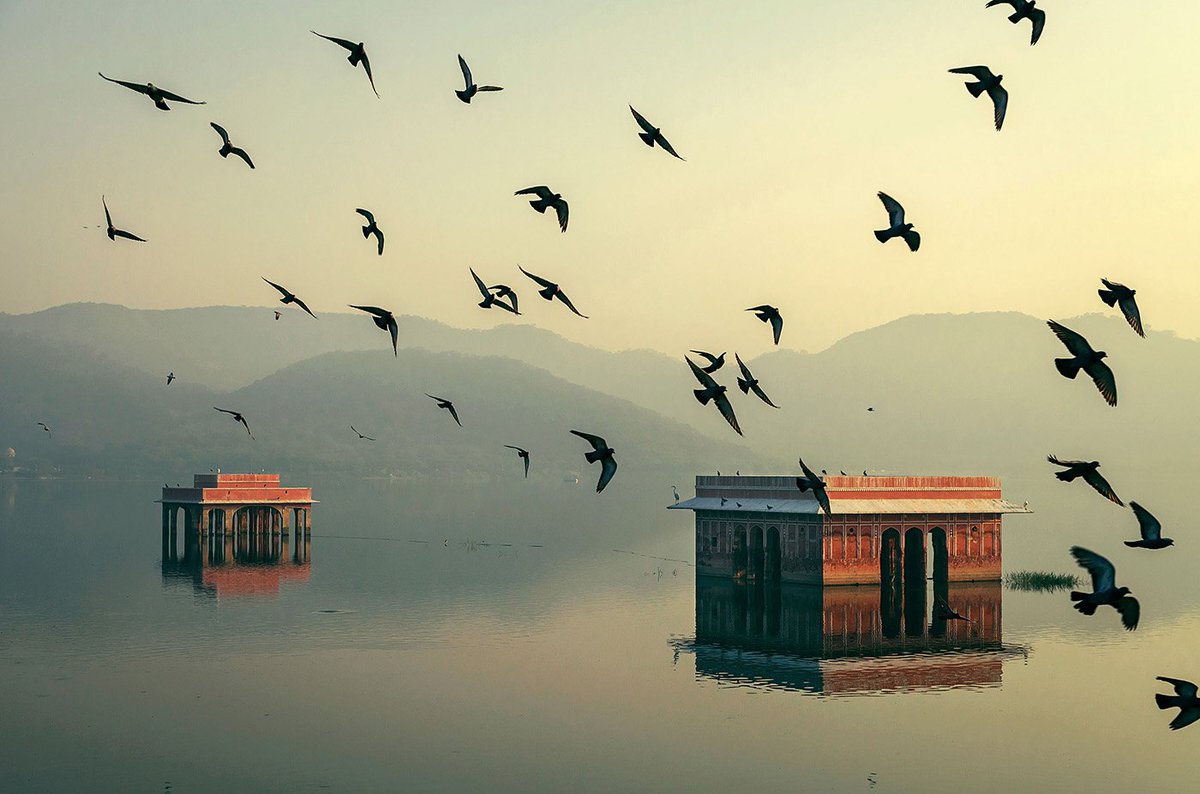 CNTravelerSpain's tweet photo. ¡Jaipur ya es Patrimonio Mundial de la Unesco! Esta ciudad fortificada, situada en el estado de Rajastán (India), fue fundada en 1727 por Sawai Jai Singh II. El Palacio de la Ciudad, Hawa Mahal y Jantar Mantar son algunas de sus joyas arquitectónicas ❤️🕌 (📸Alamy/Getty Images) https://t.co/hinMUAHZyZ